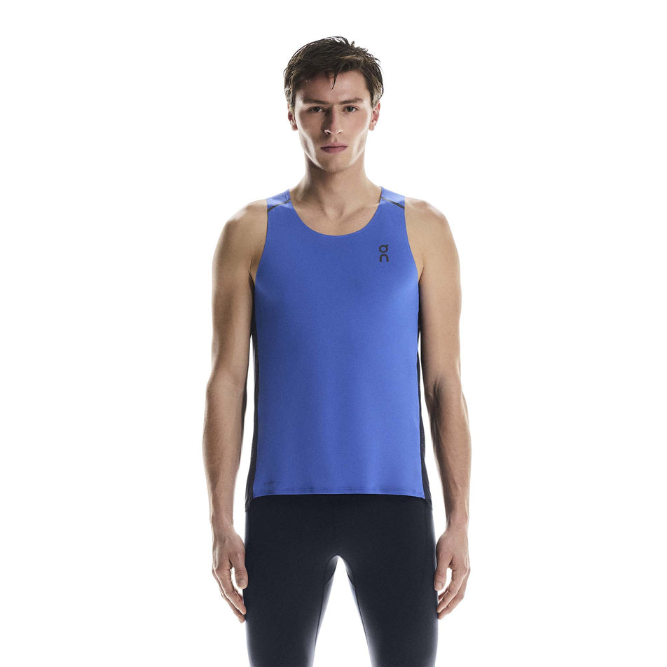 Front view of a model wearing the On Men's Performance Tank in the Zaffre/Navy colourway. (8715760107682)