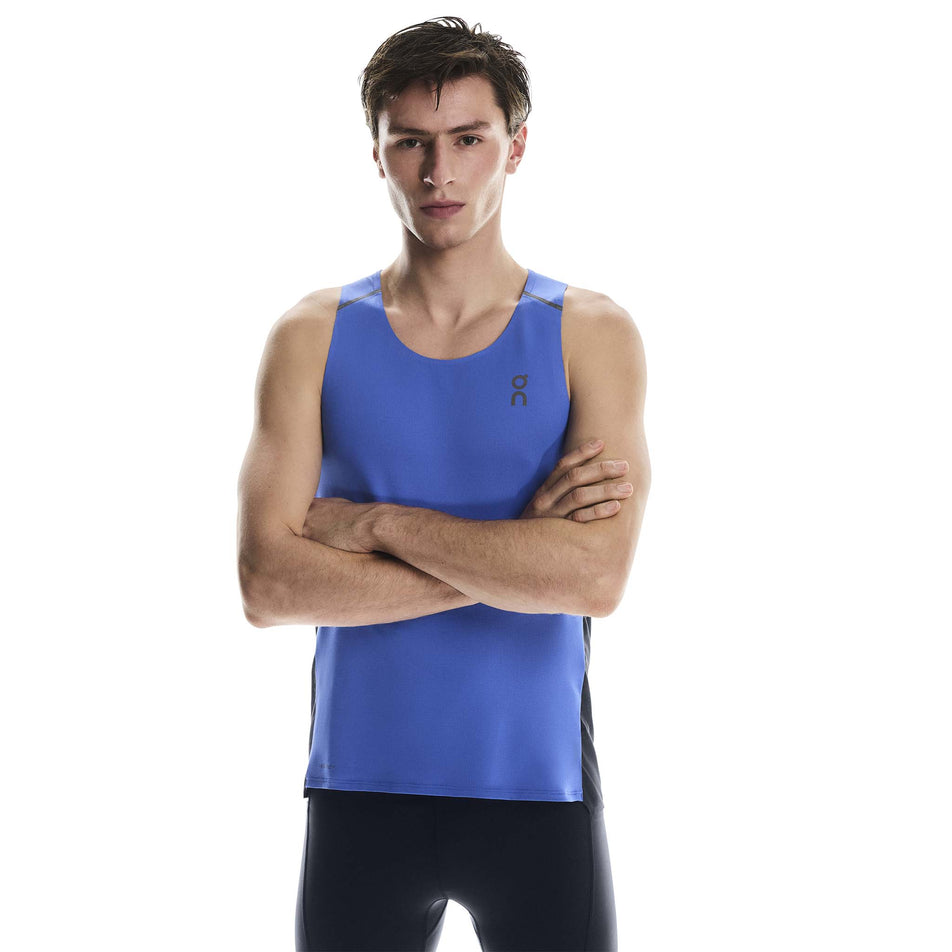 Front view of a model wearing the On Men's Performance Tank in the Zaffre/Navy colourway. (8715760107682)