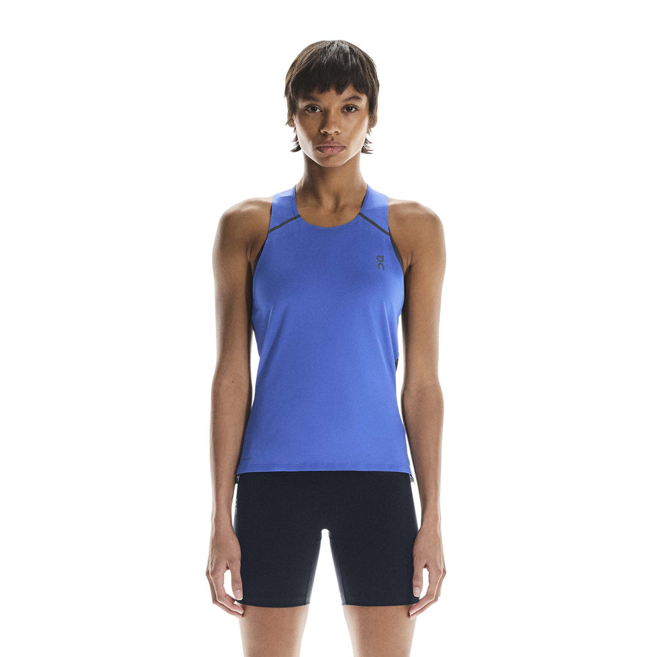 Front view of a model wearing the On Women's Performance Tank in the Zaffre/Navy colourway. (8715640438946)