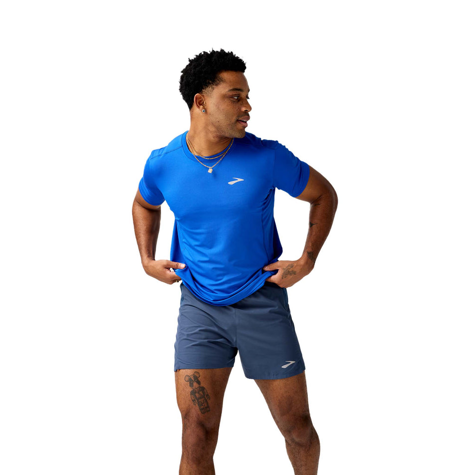 Front view of a model wearing the Brooks Men's Atmosphere Short Sleeve 3.0 in the Neo Blue colourway. Model is also wearing shorts. (8575020892322)