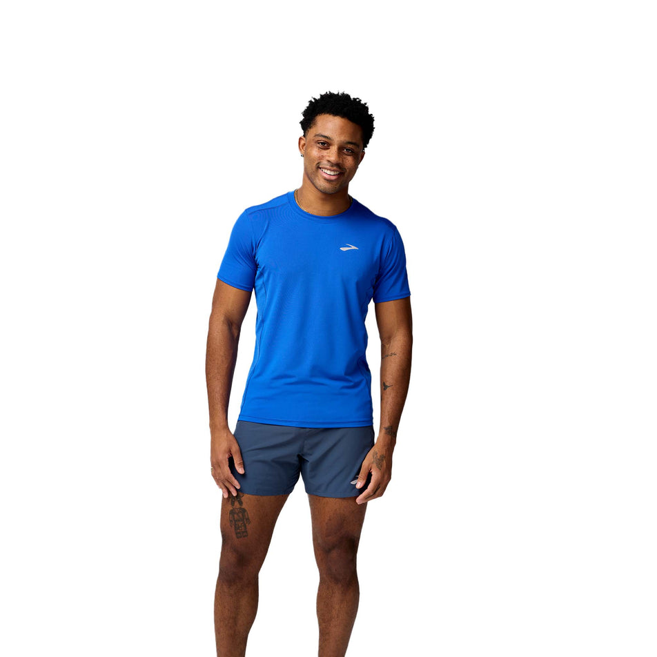 Front view of a model wearing the Brooks Men's Atmosphere Short Sleeve 3.0 in the Neo Blue colourway. Model is also wearing shorts. (8575020892322)