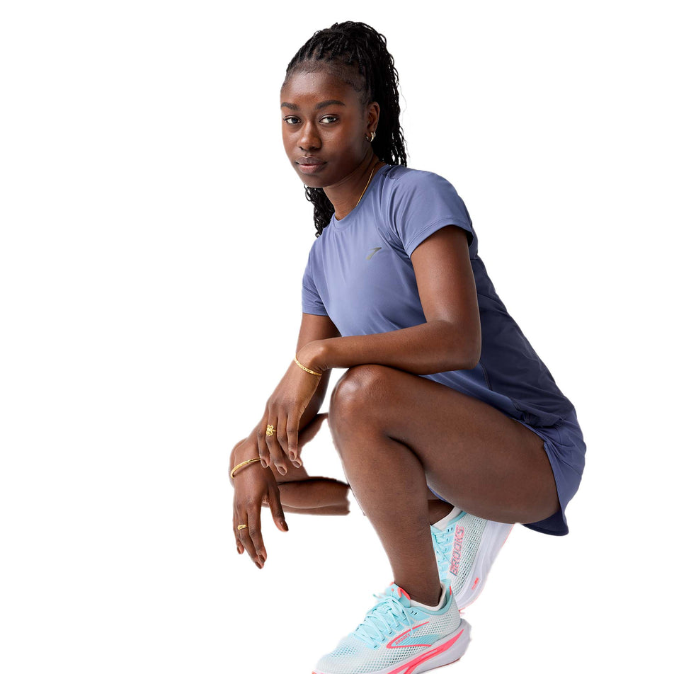 Angled view of a model wearing the Brooks Women's Sprint Free Short Sleeve 3.0 in the Nightshadow/Dk Nightshadow colourway. (8718905606306)