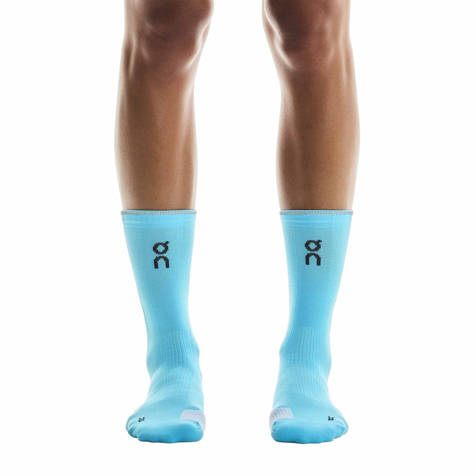 Front view of a model wearing the On Unisex Performance Run Sock High in the Horizon/White colourway. (8717340737698)