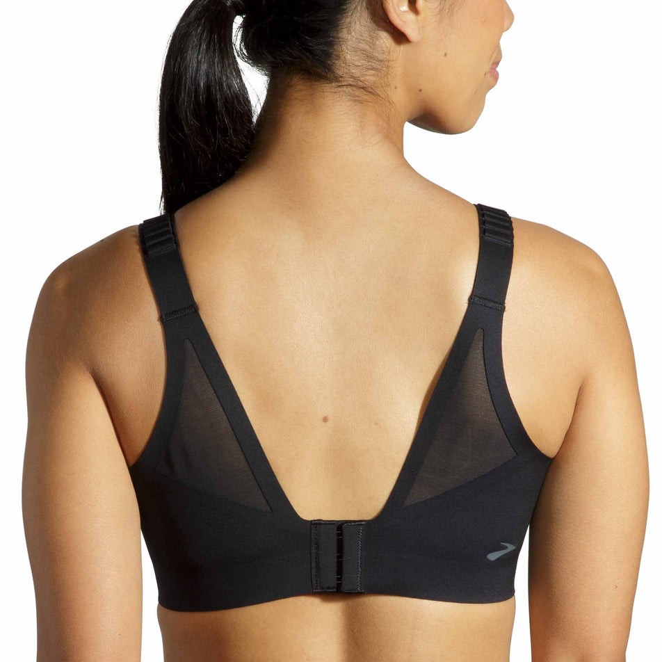 Close-up of a model wearing a Brooks Women's Scoopback 2.0 Sports Bra in the Black colourway. Back view. (8636841099426)