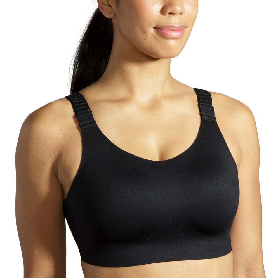 Close-up of a model wearing a Brooks Women's Scoopback 2.0 Sports Bra in the Black colourway. Front view. (8636841099426)