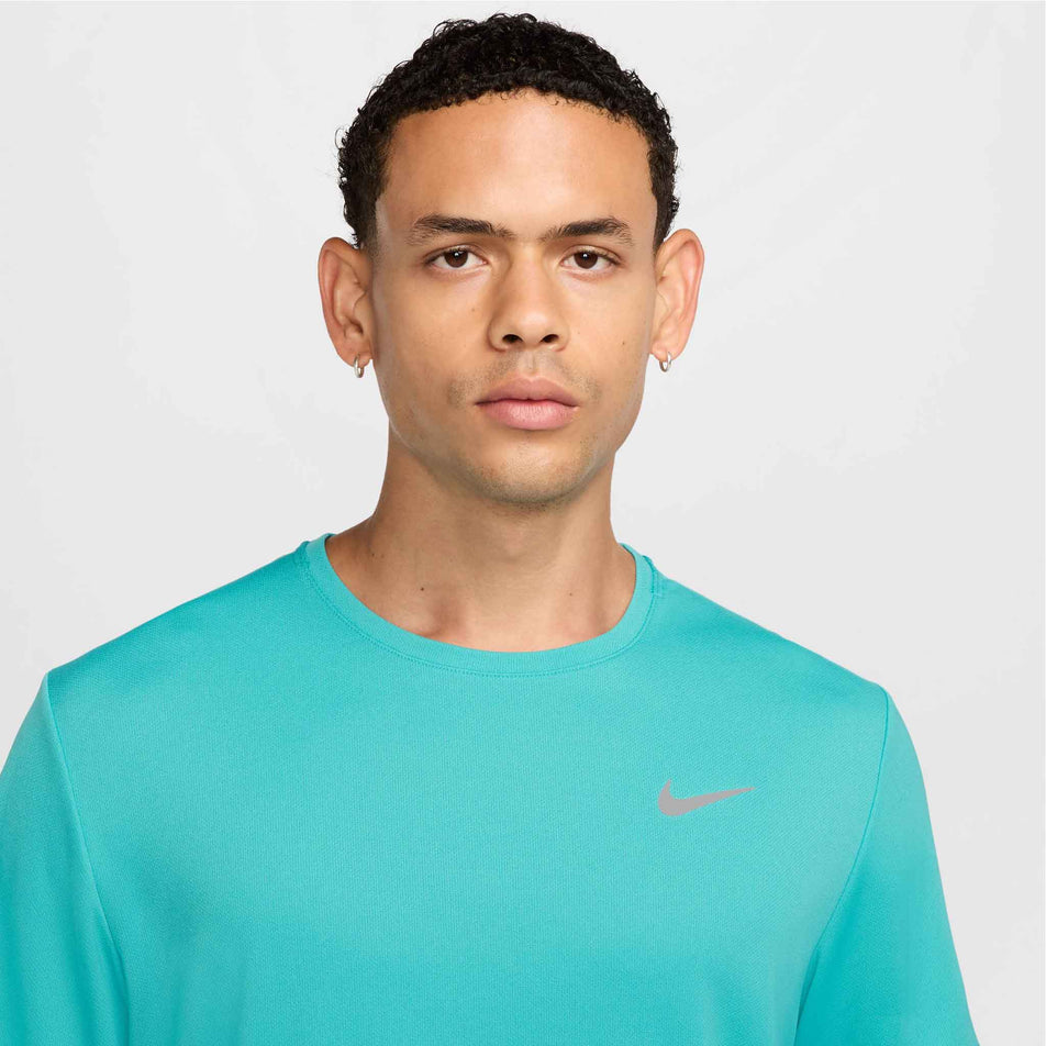 Close up view of the chest on the Nike Men's Miler Dri-FIT UV Short-Sleeve Running Top in the Dusty Cactus/Reflective Silver colourway. (8562855116962)