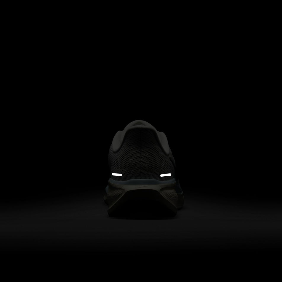 The reflective details on the back of the left shoe from a pair of Nike Men's Pegasus 41 Road Running Shoes in the Sail/Anthracite-Blue Tint-Wolf Grey colourway. (8613912969378)