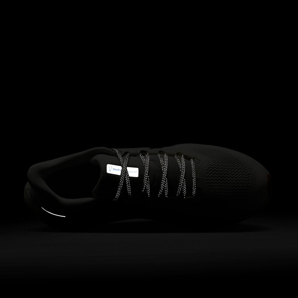 The reflective details on the upper and laces of the left shoe from a pair of Nike Men's Pegasus 41 Road Running Shoes in the Sail/Anthracite-Blue Tint-Wolf Grey colourway. (8613912969378)