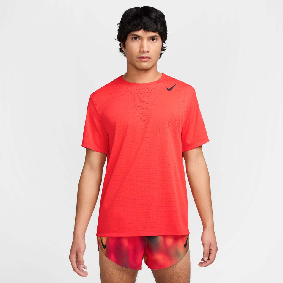Front view of a model wearing the Nike Men's AeroSwift Dri-FIT ADV Short-Sleeve Running Top in the Light Crimson/Black colourway. (8560409706658)