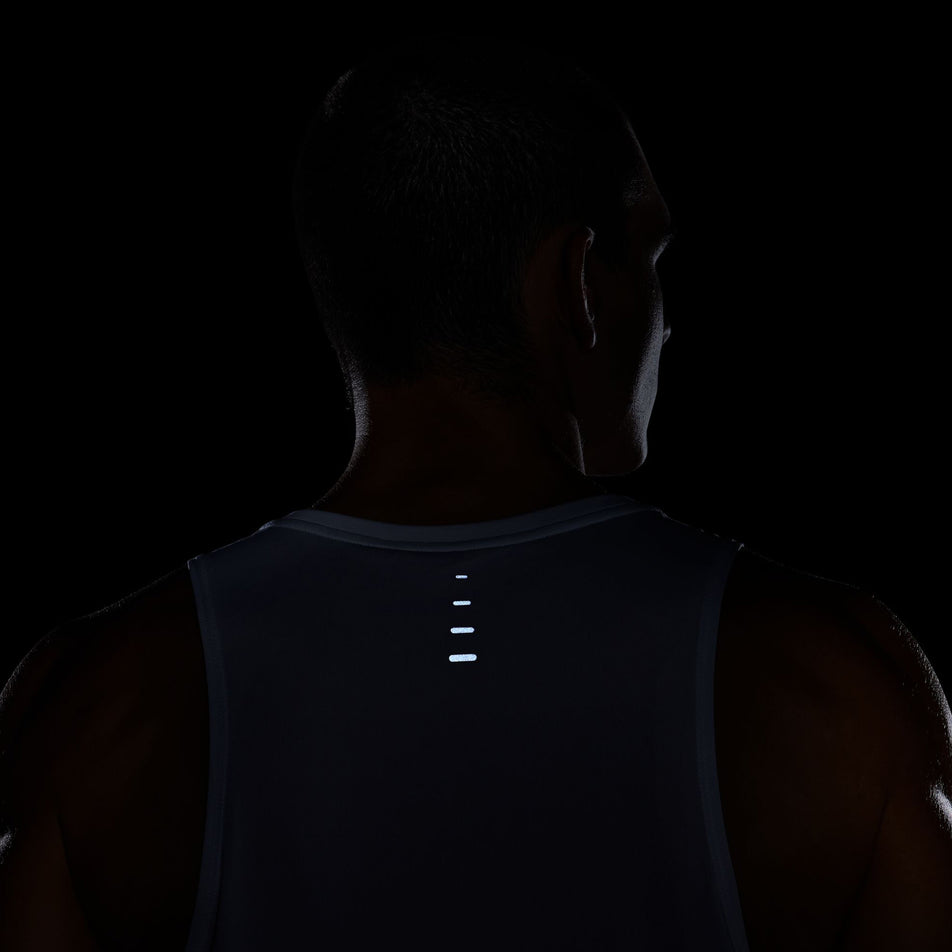 The reflective graphic on the back of the Nike Men's Stride Dri-FIT ADV Running Tank Top in the White/Reflective Silver colourway. (8620702433442)