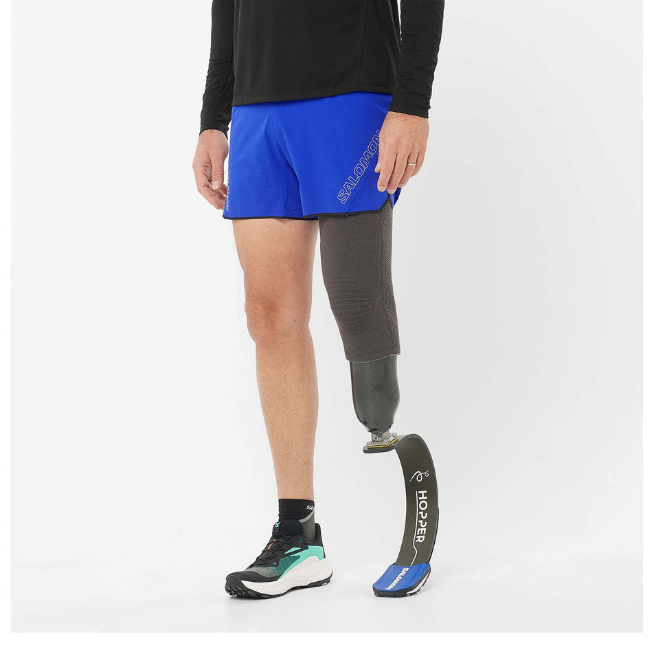 Front view of a model wearing a pair of Salomon Men's Sense Aero 5