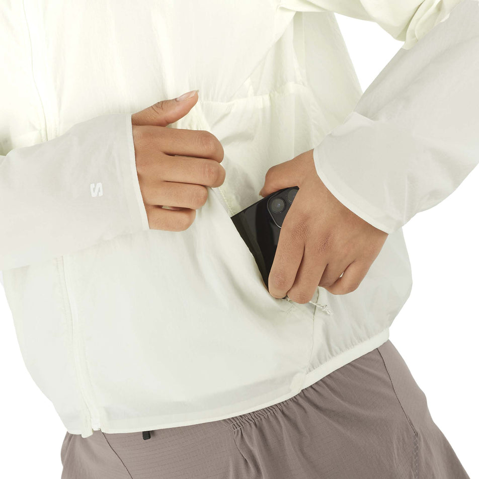 One of the zip pockets on the front of the Salomon Women's SHKout FLY Wind Jacket in the Icicle colourway. (8574551556258)