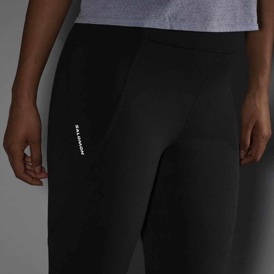 The reflective Salomon logo on the thigh of the Salomon Women's SHKout Bliss 25