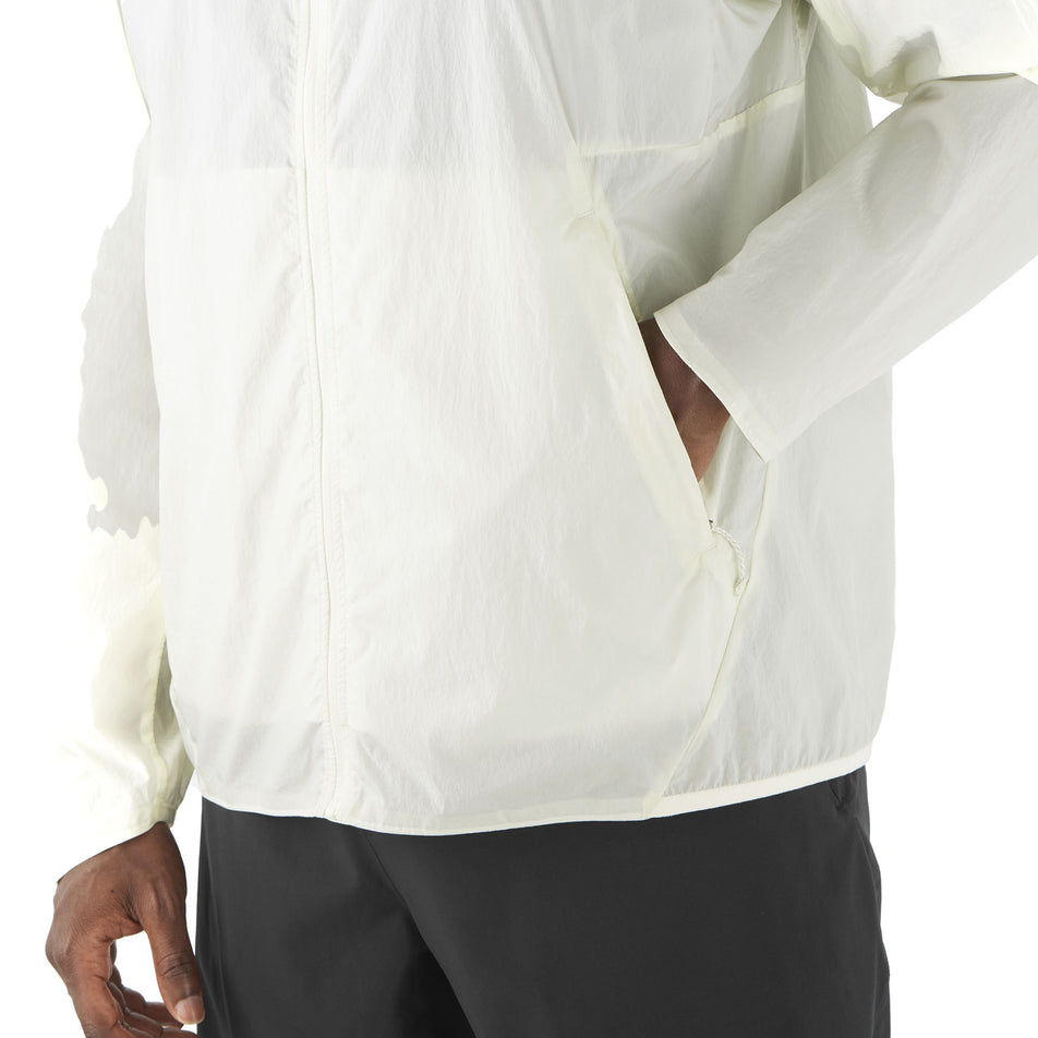 The zip pocket on the front of the Salomon Men's SHKout Fly Wind Jacket in the Icicle colourway. (8575585222818)