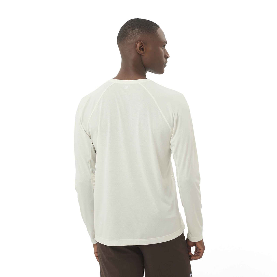 Back view of a model wearing the Salomon Men's SHKout Core Long Sleeve T-Shirt in the Icicle colourway. (8575596200098)