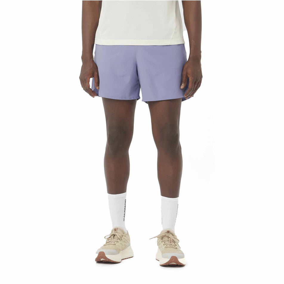 Front view of a model wearing the Salomon Men's SHKout Core 5