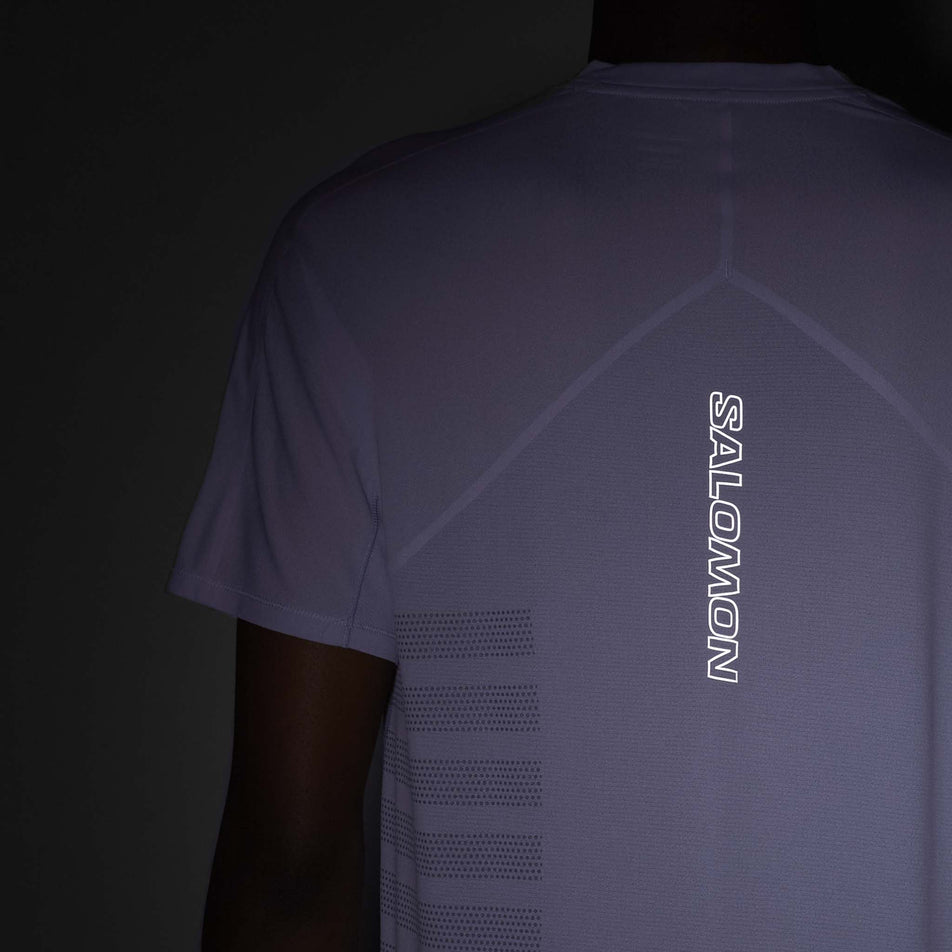 The reflective graphic on the back of the Salomon Men's Salomon Sense Aero Graphic Short Sleeve T-Shirt in the Cosmic Sky/Castlerock colourway. (8577957068962)