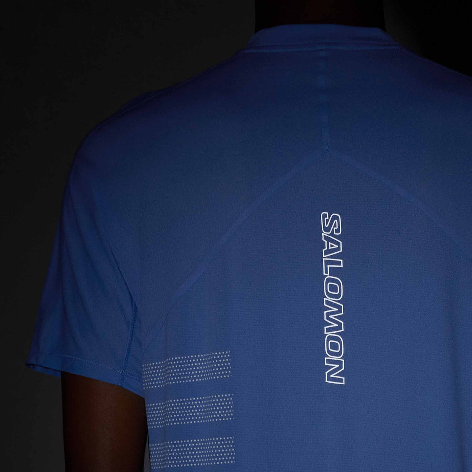 The reflective Salomon logo on the back of the Salomon Men's Sense Aero Graphic Short Sleeve T-Shirt in the Ultramarine/White colourway. (8577960771746)