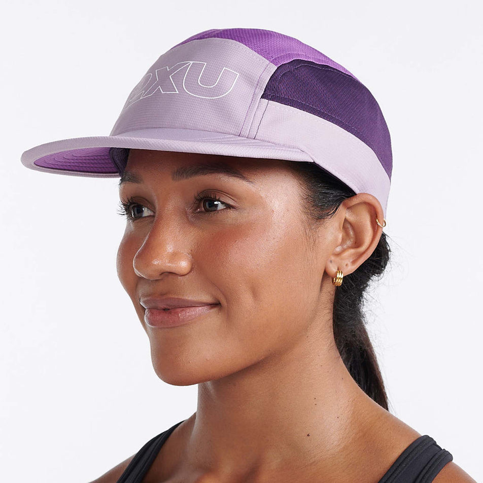 A model wearing a 2XU Unisex Light Speed Cap in the Pastel Pink/Wood Violet colourway (8149298118818)