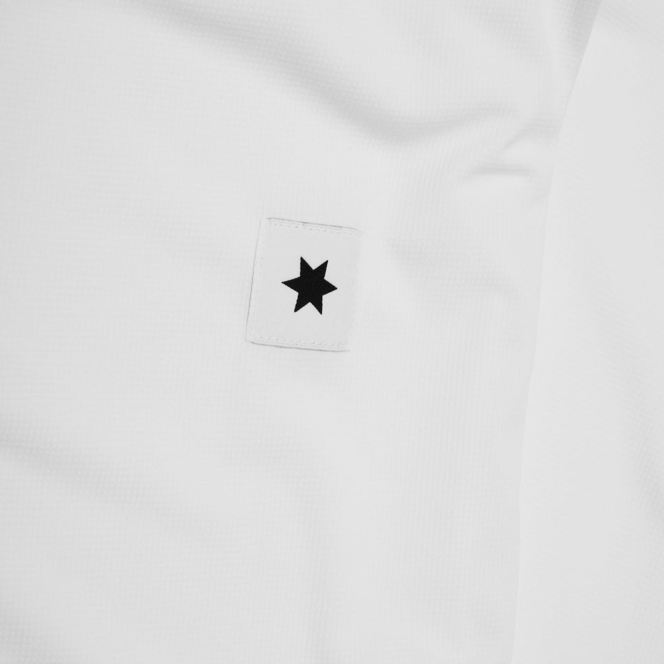 Close-up of the SAYSKY logo on the SAYSKY Men's Clean Combat Pro T-Shirt in the White colourway. (8602103316642)