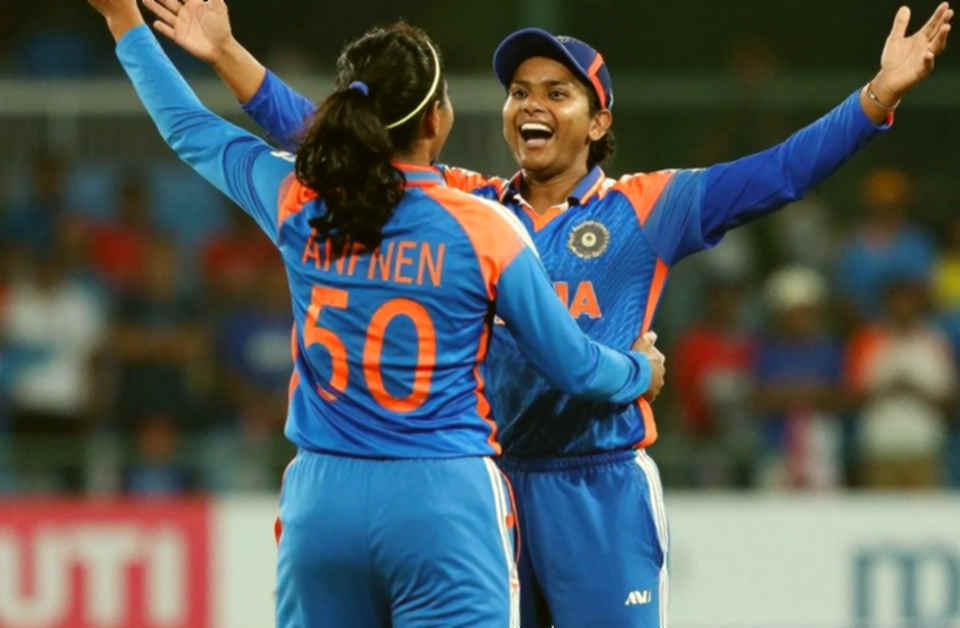 বাভুমা মুখ ফিরিয়েছিলেন, স্মিথ ক্যাচ নিয়েছিলেন — আর এক সেকেন্ডের ক্লিপ নিজের হিসাবের খাতা পেয়ে গেল